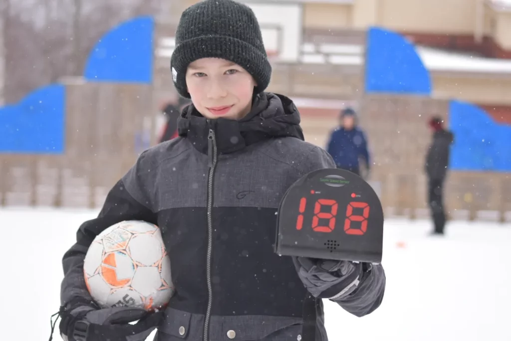 Viideluokkalainen Niilo oli pitämässä jalkapalloaiheista rastia Kinkomaan koulun pihassa.