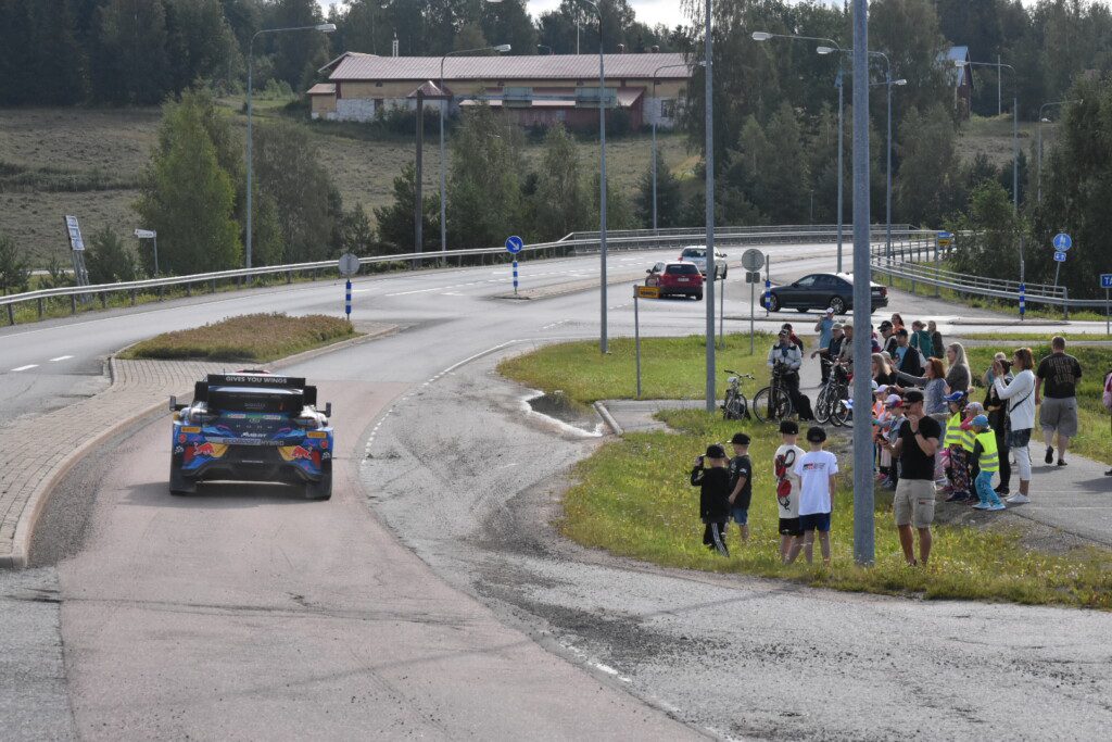 Yleisö seurasi Suomen MM-rallia siirtymätaipaleen varrella Muuramen Rajalassa.