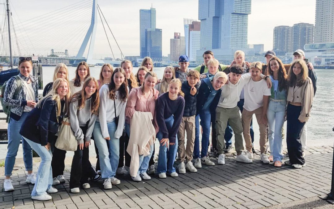 Erasmus-vaihtoon osallistuneita Muuramen lukion opiskelijoita ryhmäkuvassa Hollannissa veden äärellä.