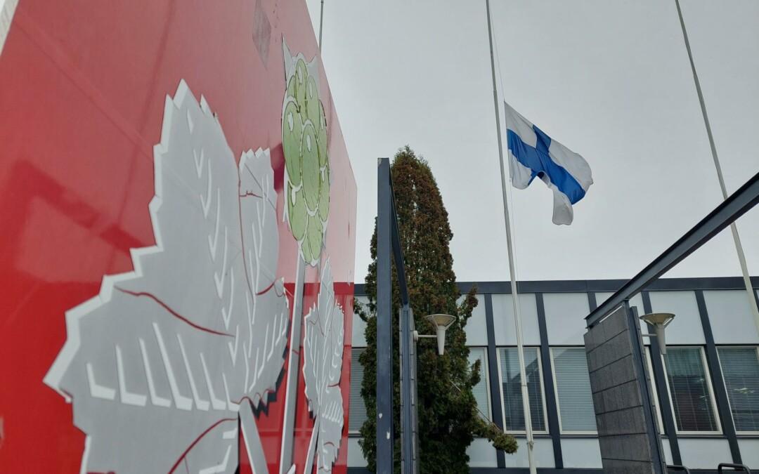 Suomen lippu puolitangossa Muuramen virastotalon salossa.