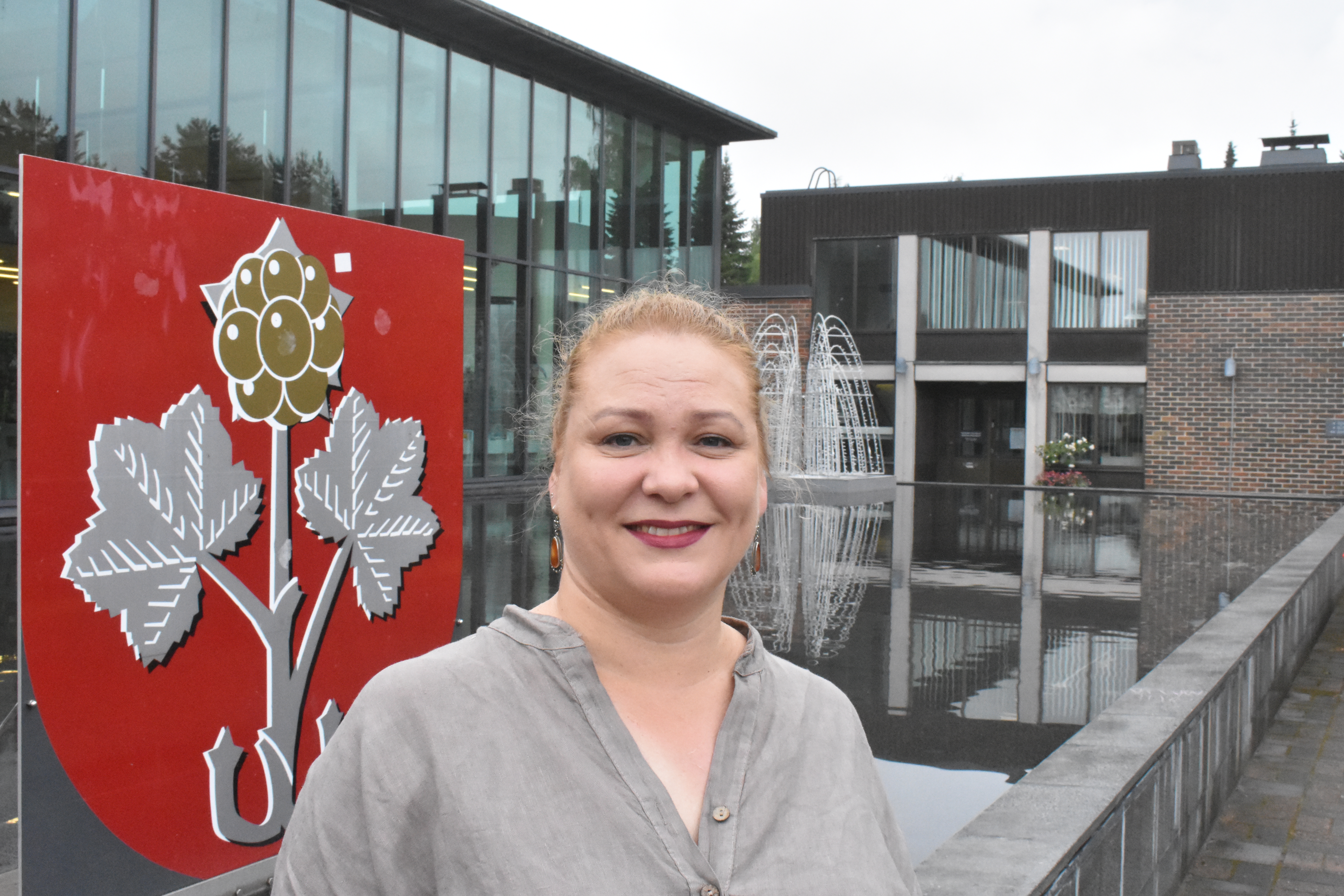 Riitta Sokka ei ole aiemmin työskennellyt kuntaorganisaatiossa. Hänellä on runsaasti työkokemusta yliopiston lisäksi yritysmaailmasta.